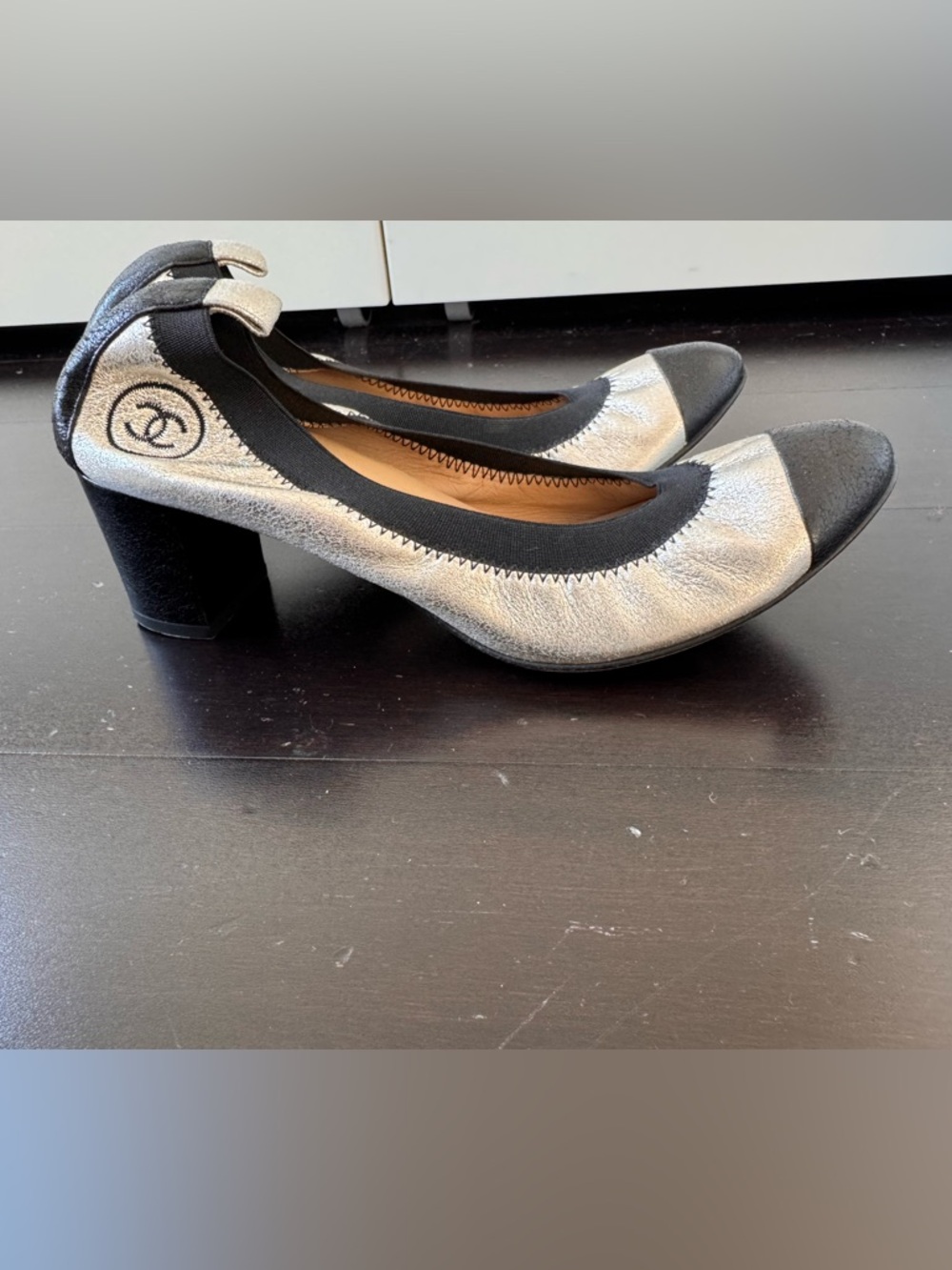 Chanel silver metallic leather elastic ballet pumps size 36.5C - Picture 4 of 10